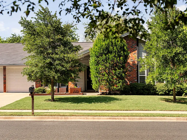 1012 Red Cliff Dr — Photo 1