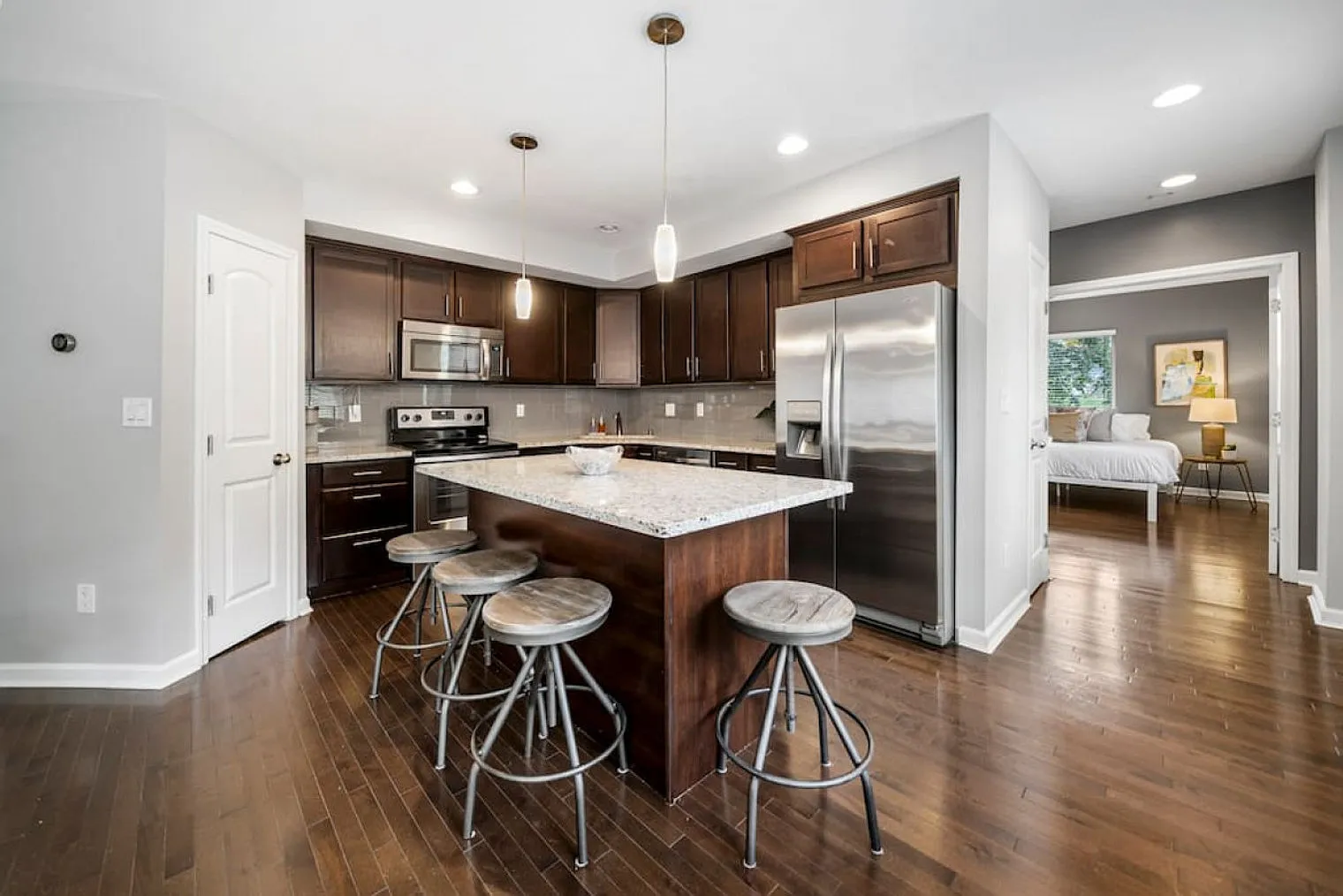 2 bed, 1.0 bath, 1076 sqft, $2,411 — Photo 3