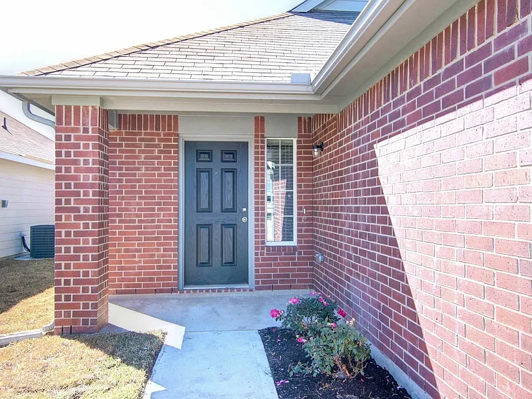 5703 Latta Plantation Dr — Photo 2