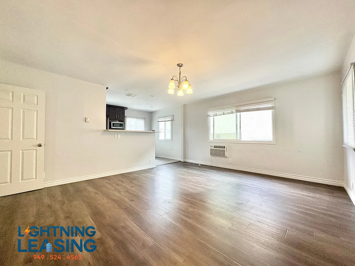 Photo 2 of 11 - 1526 Corinth Ave #9 - Los Angeles, CA Building Photo - 1526 Corinth Ave #9