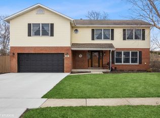 110 Wind Crest Ln, New Lenox, IL 60451