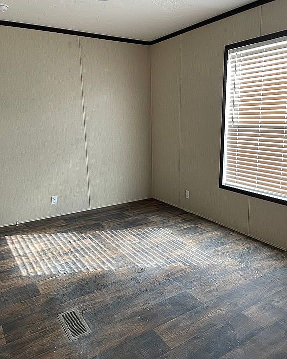2nd image of 670 Alfred St E
