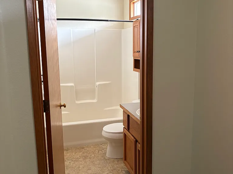 Upstairs full bathroom.