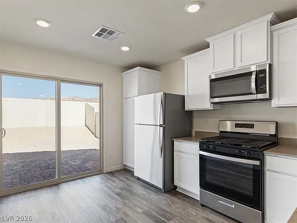 3 bed, 2.0 bath, 1209 sqft, $2,500 — Photo 4