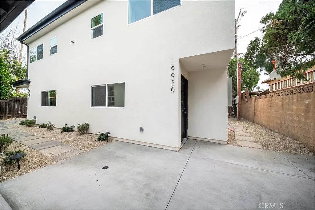 3 bed, 1000 sqft, $3,200 — Photo 1