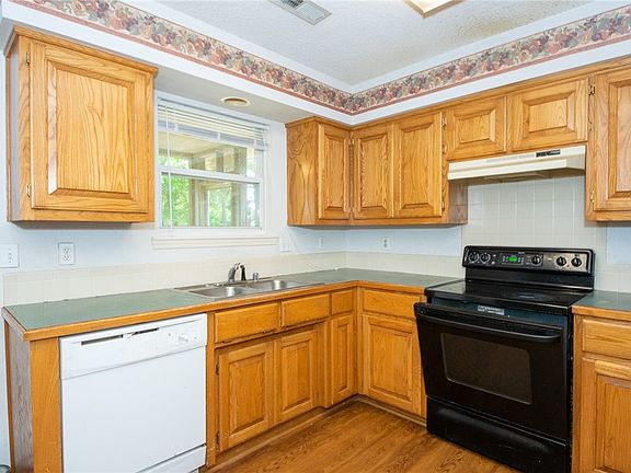 3rd image of 58 Ettington Dr