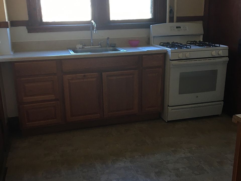 2nd image of 138 Winnie St