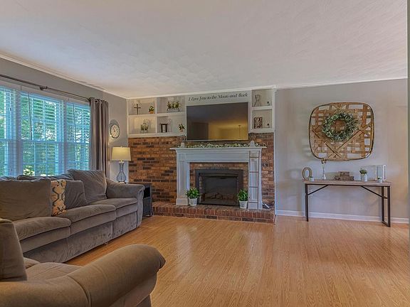 5th image of 20 Saint Albans Cir