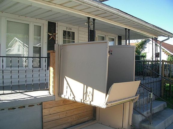 3rd image of 236 E Lincoln St