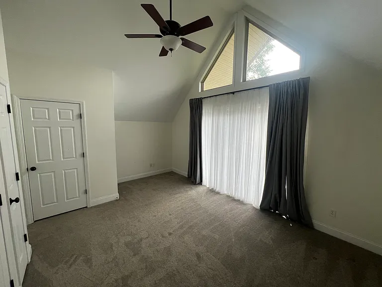 502 Queen St — Photo 16