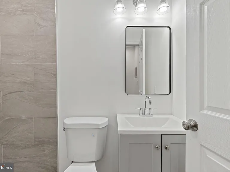 458 E Federal St — Photo 17