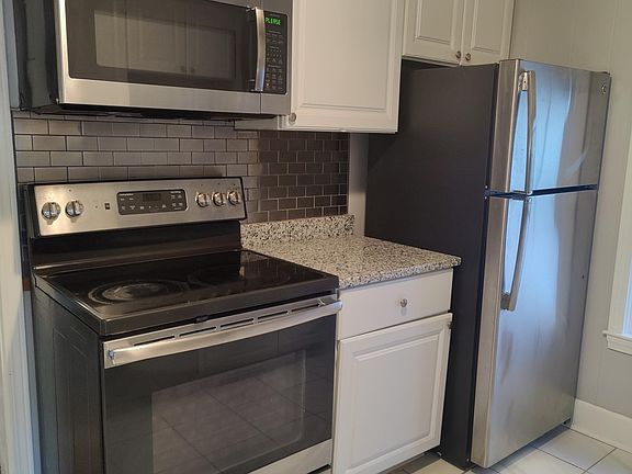 4th image of 180 Grove Ave #180