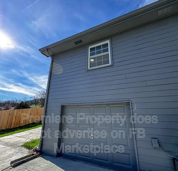 3910 E 123rd Ter #B — Photo 9