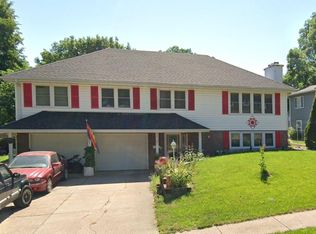 1107 Surrey Rd, Papillion, NE 68046