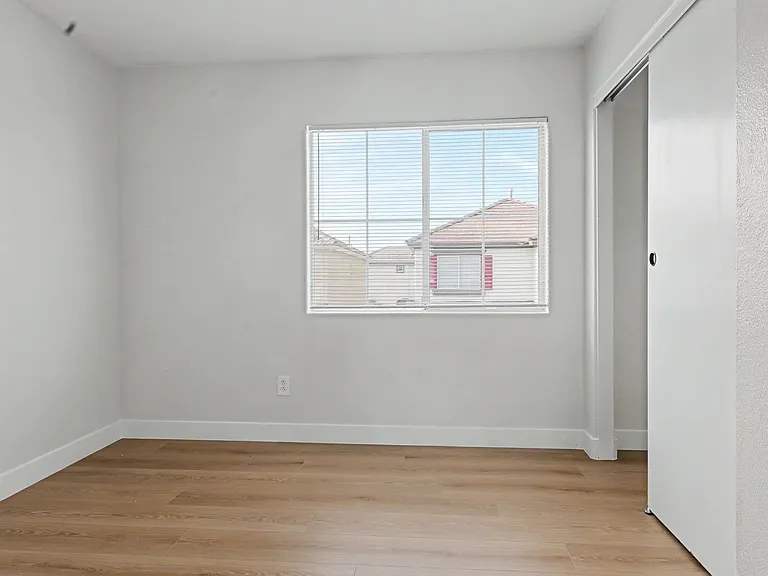 5162 Paradise Skies Ave — Photo 9