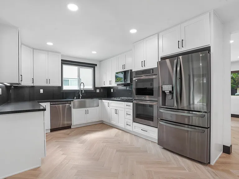 23807 Archwood St — Photo 21