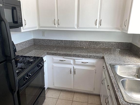 4th image of 3051 Meade Ave