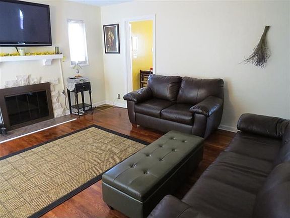 2nd image of 1024 Warwick Pl