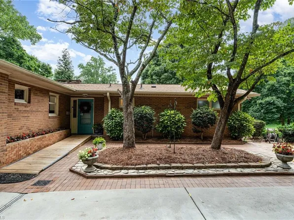 621 Quarterstaff Rd, Winston Salem, NC 27104