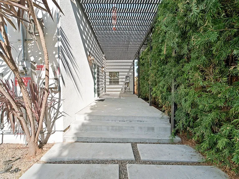 2122 S Highland Ave — Photo 28