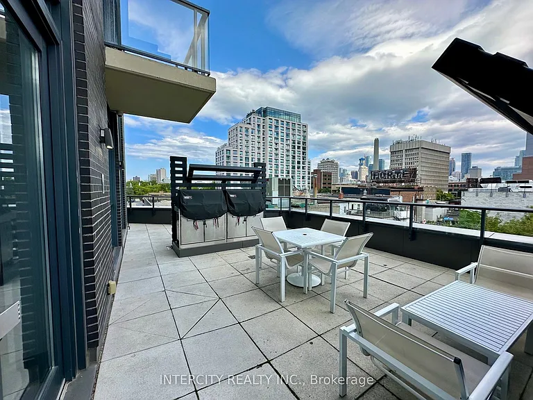 297 College St #820 — Photo 15