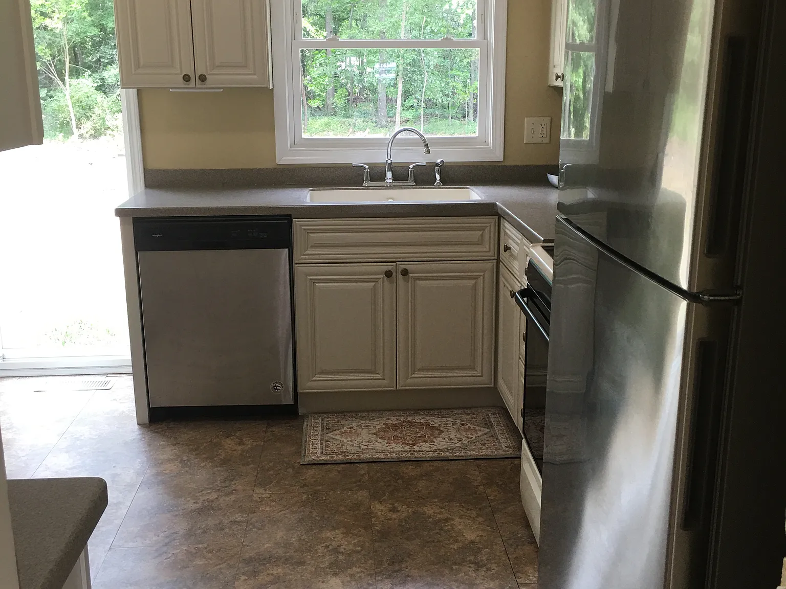 3 bed, 960 sqft, $1,700 — Photo 2