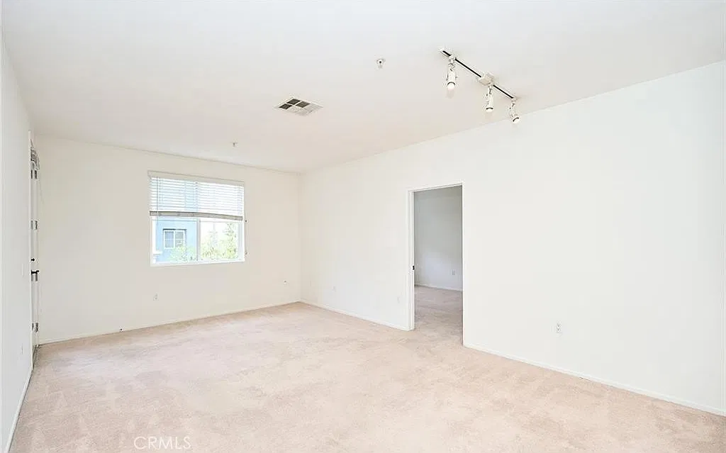 2 bed, 1038 sqft, $3,200 — Photo 3