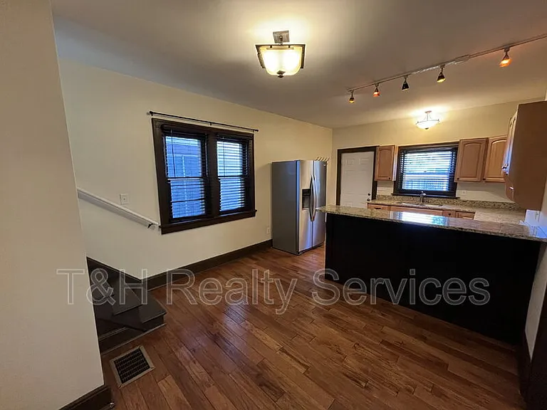 932 E Morris St — Photo 6