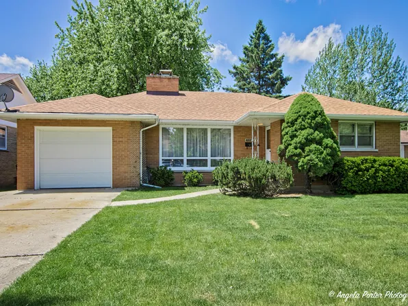 704 S Sumac Ave, Waukegan, IL 60085