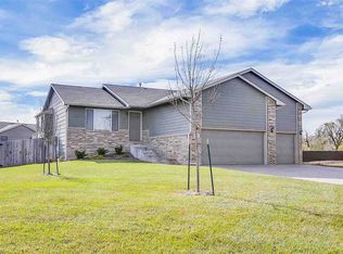 5427 S Meadowview Ct, Wichita, KS 67216