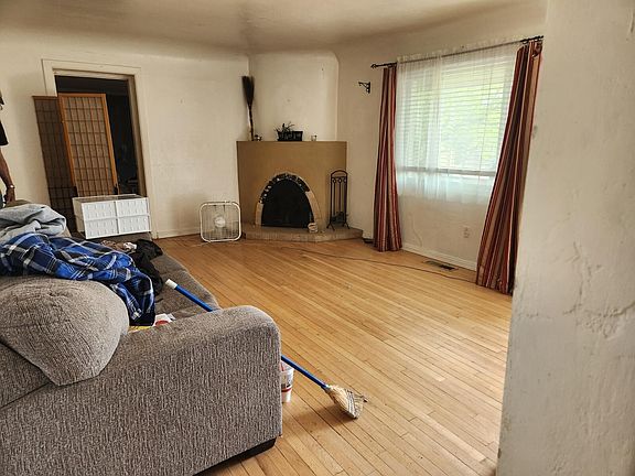 3rd image of 328 Cardenas Dr NE