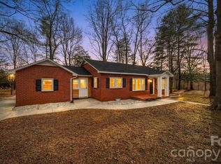 2048 Quiet Ln, Hickory, NC 28602
