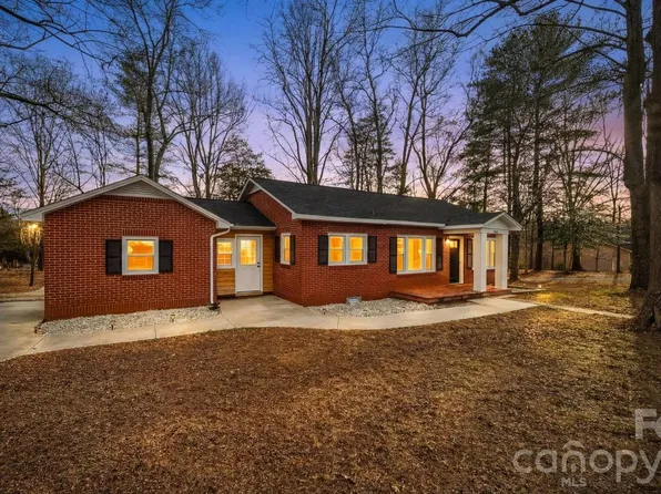 2048 Quiet Ln, Hickory, NC 28602