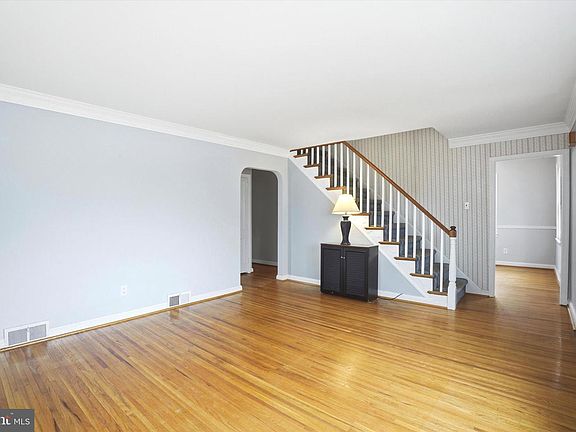 3rd image of 544 Lawrence Rd