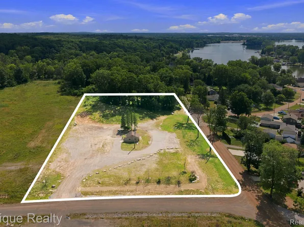 2790 Park Dr, White Lake, MI 48386