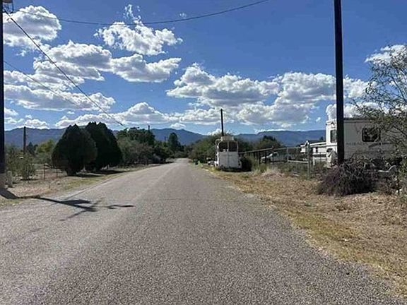 Exterior Neighborhood (street photo)