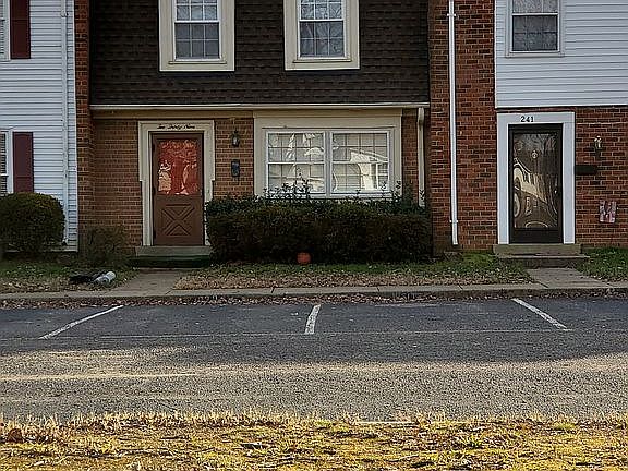 5th image of 239 Knighthood Ct