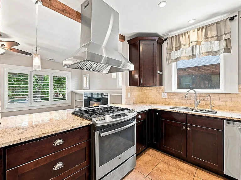 741 Harrison St — Photo 3