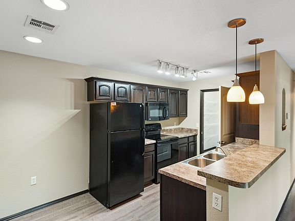 2nd image of 1715 Redwood Dr #101