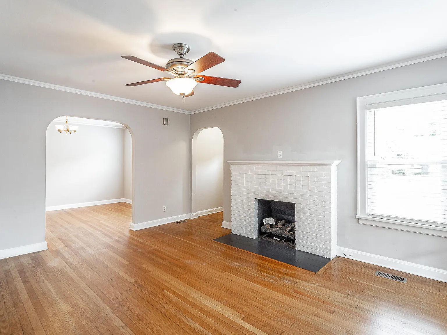 3 bed, 2.0 bath, 1420 sqft, $2,300 — Photo 2