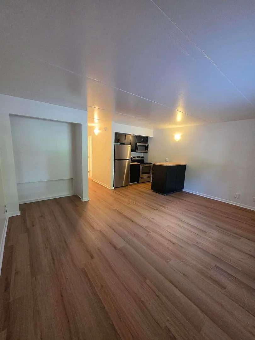 River Hills Flats — Photo 3