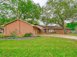120 Aster Ln, Lake Jackson, TX 77566