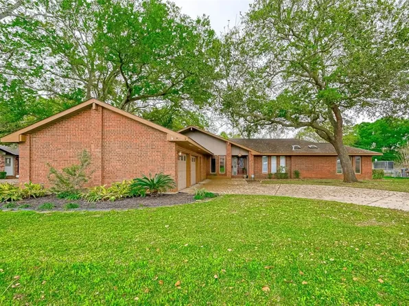 120 Aster Ln, Lake Jackson, TX 77566