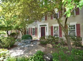 N25W26343 Foxcroft Ct, Pewaukee, WI 53072