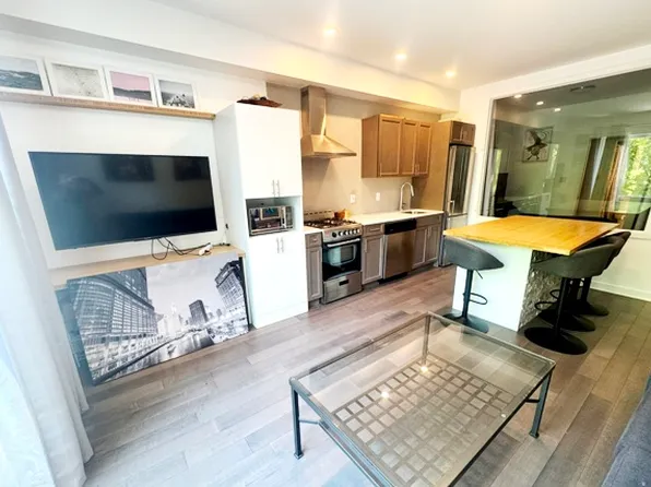 22 Perkins St #204, Ottawa, ON K1R 7G5