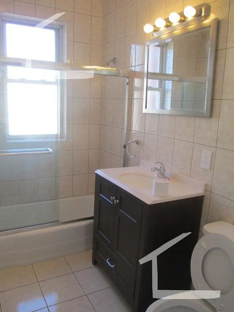 5 bed in Brookline — Photo 3