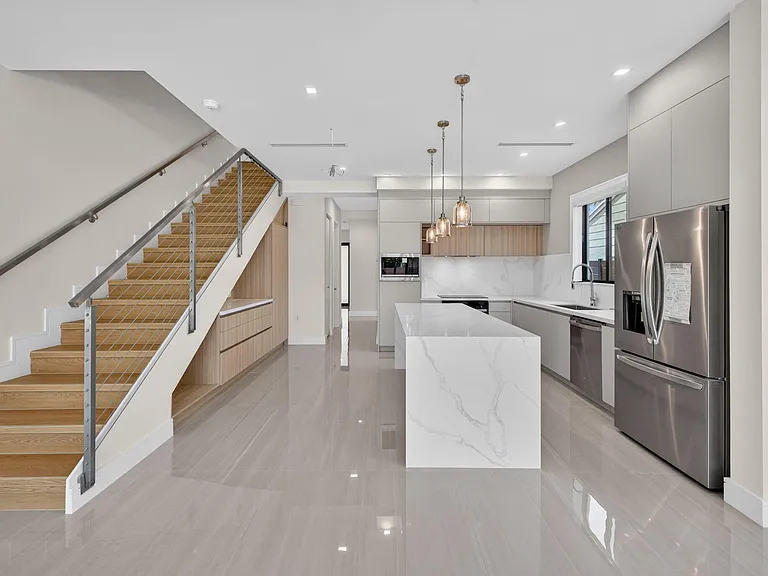 704 SW 9th St — Photo 15