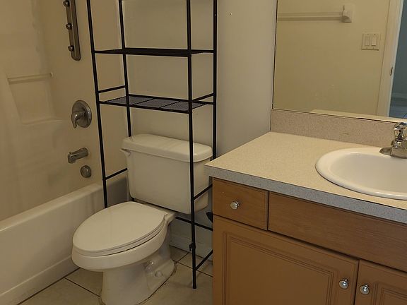 2nd image of 1068 Ainsworth St E