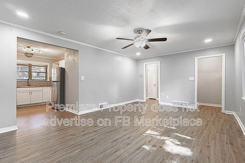 3 bed, 1.0 bath, 975 sqft, $1,795 — Photo 3