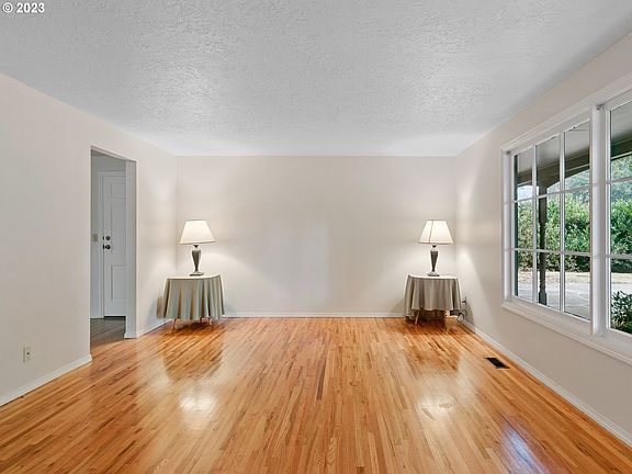 Living Room>